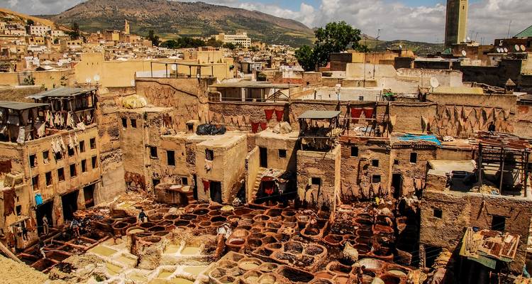 Traditionele leerlooierijen in Fes met uitzicht op de omliggende stad.