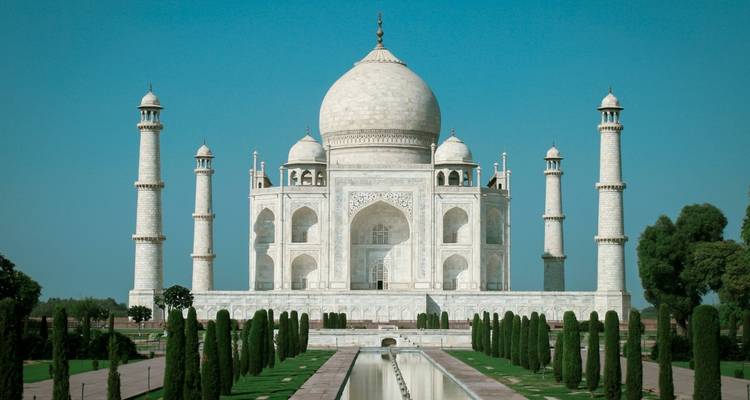De Taj Mahal met zijn weerspiegeling in het water.