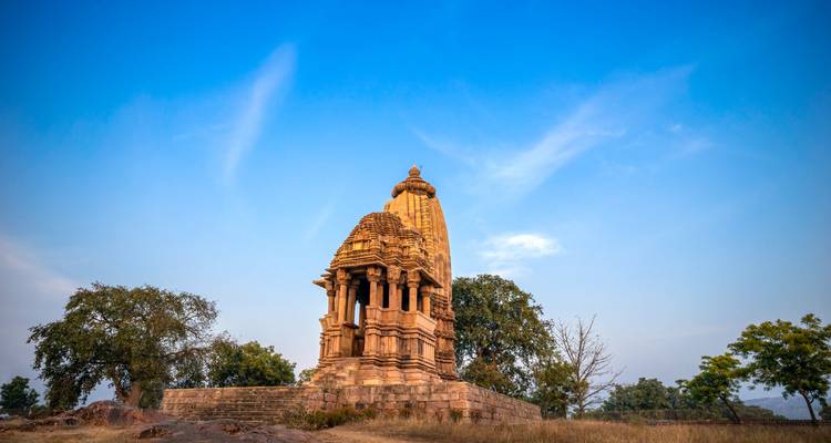Kleiner, isolierter Tempel auf einem Hügel unter einem leuchtend blauen Himmel.