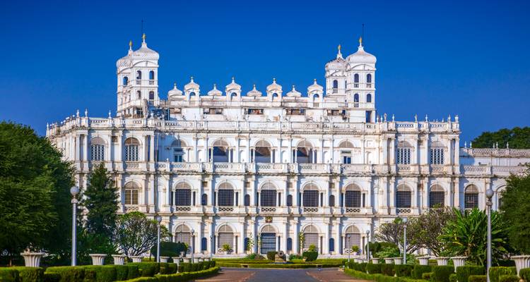 Magnificent view of a grand white palace.