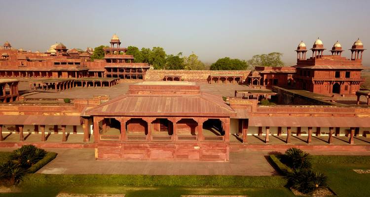 Historischer roter Sandsteinkomplex mit mehreren Gebäuden.