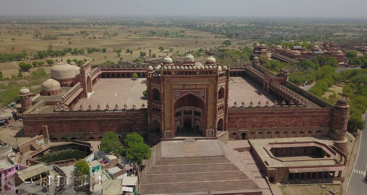 Luftaufnahme einer historischen Festung mit großen Innenhöfen.