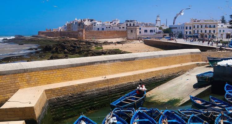 Blick auf die Küstenstadt Essaouira mit Booten und Gebäuden.