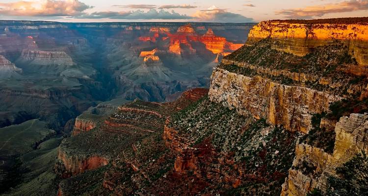 Uitgestrekt uitzicht op de Grand Canyon bij zonsondergang.