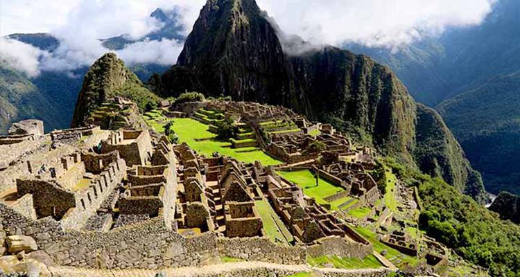 Vista icónica de Machu Picchu con las montañas circundantes.