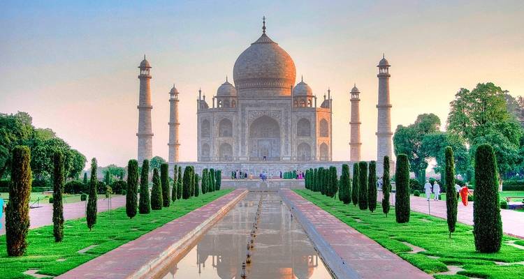 Ikonische Ansicht des Taj Mahal mit Spiegelung im Wasser.