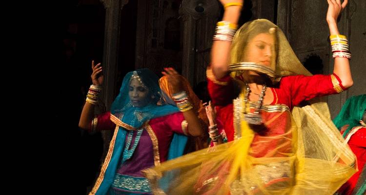 Traditionelle indische Tänzer in Bewegung mit bunter Kleidung.