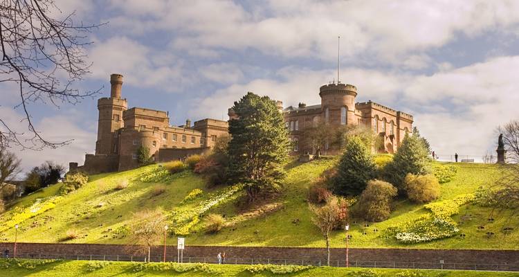 Château historique sur une petite colline dominant une ville.