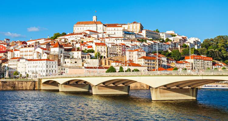 Malerische Aussicht auf Coimbra mit der Santa-Clara-Brücke über den Fluss Mondego.