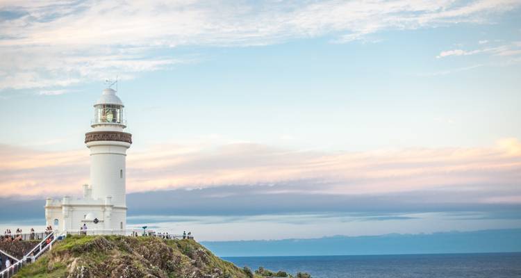 Faro contra un cielo azul y el mar.