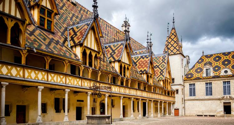 Historisches Gebäude mit einem bunten Ziegeldach.