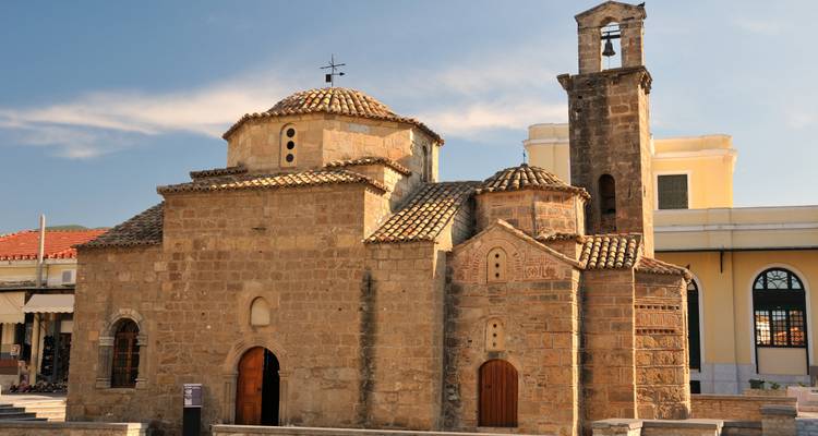 Église historique en pierre avec des dômes et un clocher.