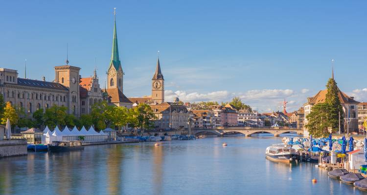 Vista de Zúrich, Suiza con río y edificios históricos.