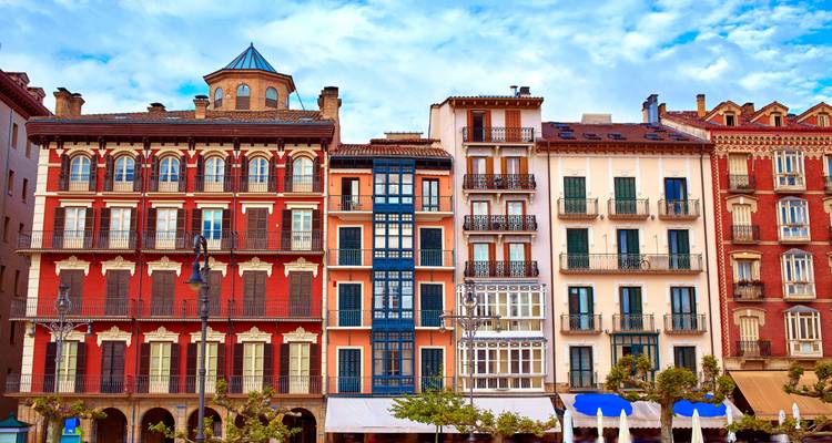 Fila de edificios coloridos con balcones intrincados.