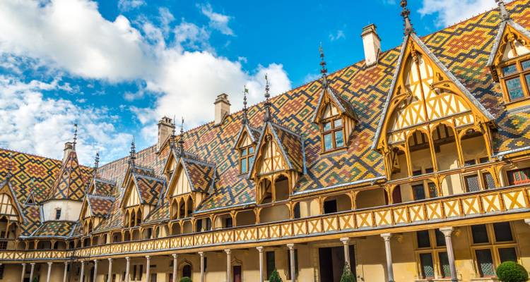 Bâtiment coloré avec un toit à motifs unique.