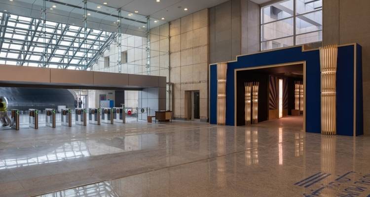 Moderne interieur met glazen wanden en hoog plafond.