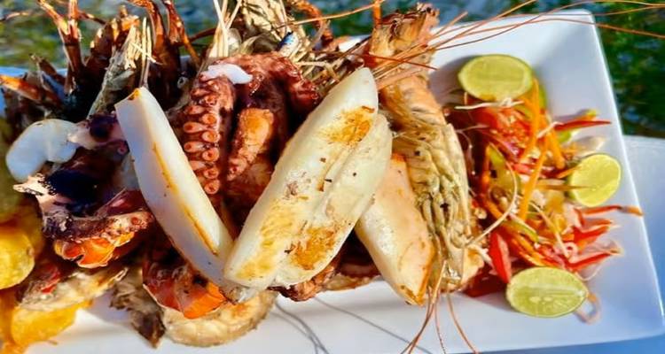 Teller mit Meeresfrüchten einschließlich Tintenfisch und Garnelen.