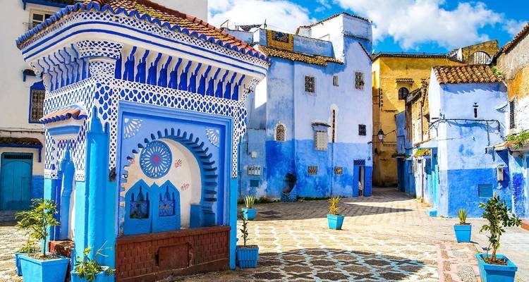 Levendige blauwe gebouwen en straten van Chefchaouen, Marokko.