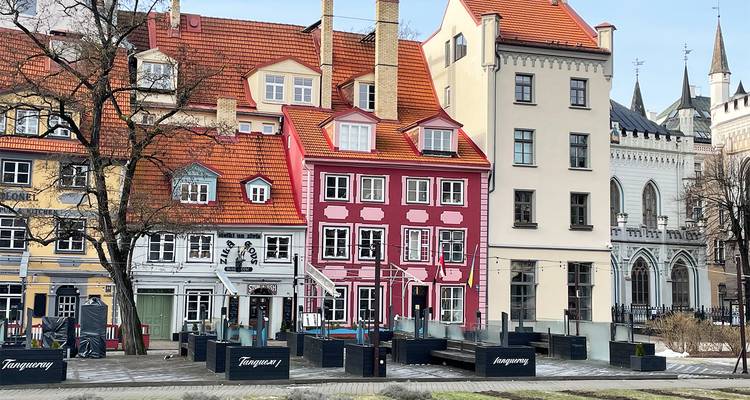 Une rangée de maisons colorées dans une rue pittoresque avec des sièges en plein air.