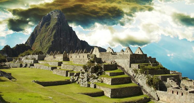 Panoramisch uitzicht op Machu Picchu onder dramatische luchten.