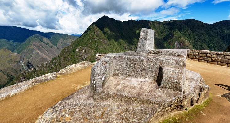 Intihuatana steen bij Machu Picchu tegen de Andes bergen.
