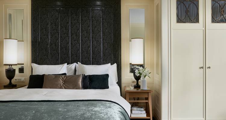 Een moderne hotelkamer met een stijlvol ontwerp en comfortabele voorzieningen.