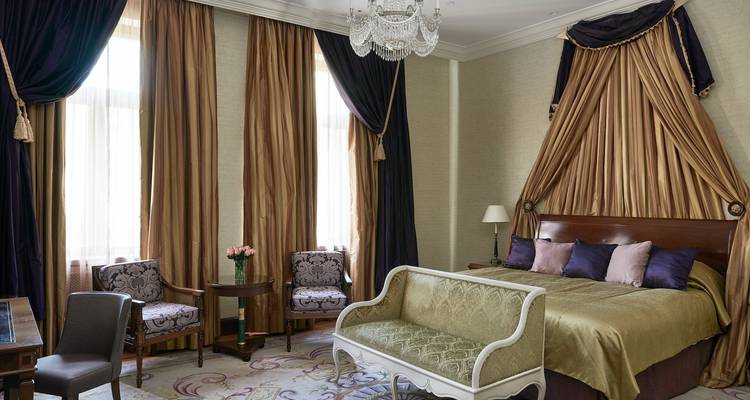 Elegante hotelkamer met luxueuze inrichting en meubilair.