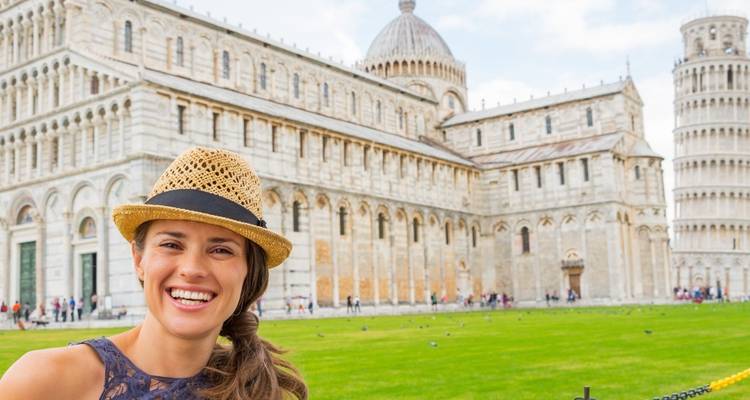 Femme souriante avec la cathédrale de Pise et la tour penchée en arrière-plan