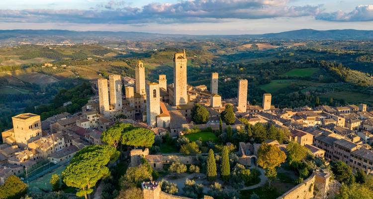 Vue aérienne de San Gimignano avec ses tours médiévales emblématiques