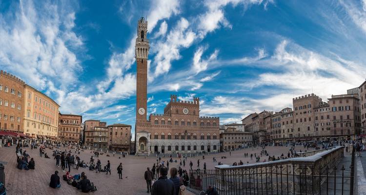 Place du Campo à Sienne remplie de monde, avec sa tour emblématique