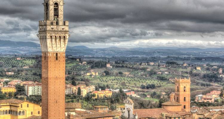 Vue de l'horizon de Sienne avec une tour proéminente contre un ciel gris