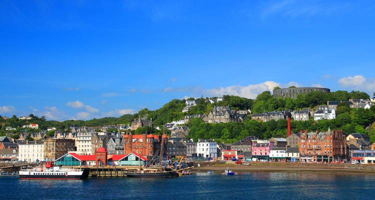 Bunte Häuser entlang der Uferpromenade in Oban.
