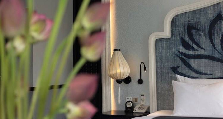 Close-up van hotel decor detail.