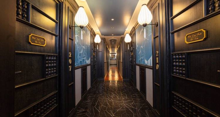 Elegante hal interieur met moderne inrichting.