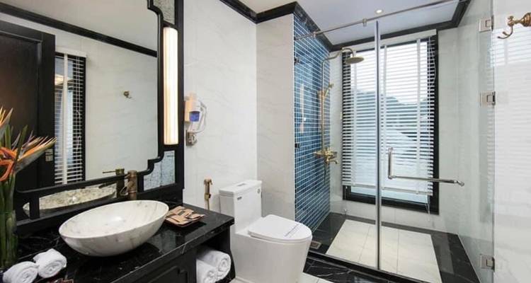 Moderne badkamerinteriour met douche en stijlvolle armaturen.