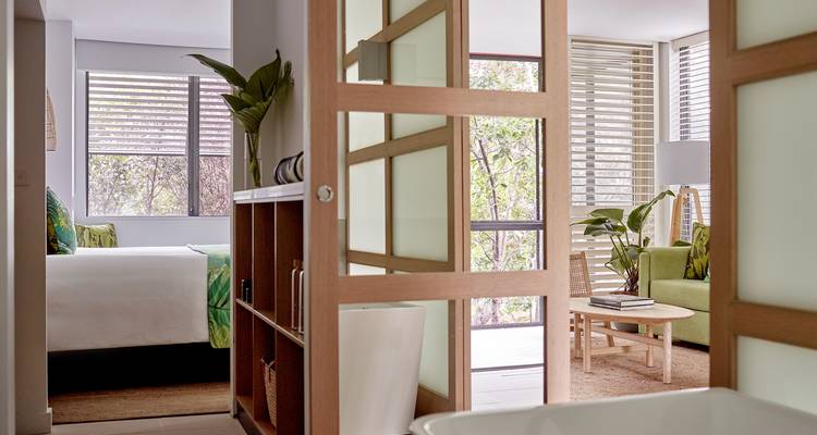 Moderne interieur van een hotelsuiteblok met bed en zithoek.