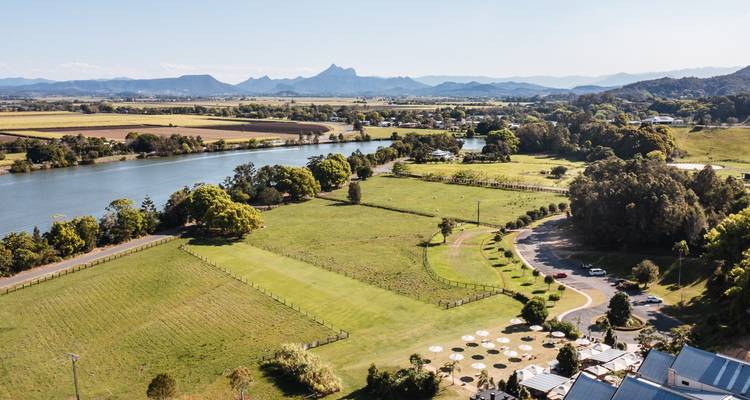 Vista aérea del campo con montañas en la distancia.