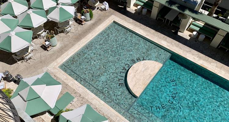 Zwembad met parasols eromheen.