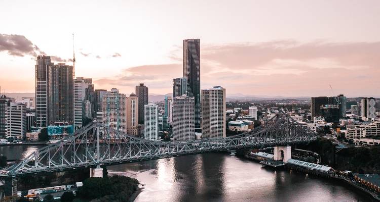 Stadshorizon met een brug over een rivier.