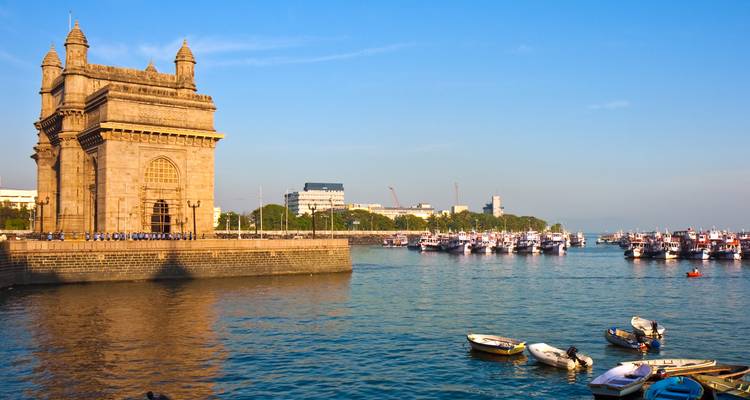 Gateway of India met omliggende waterkant en boten.