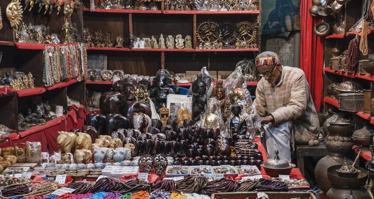 Boutique avec divers articles artisanaux et une personne qui travaille.