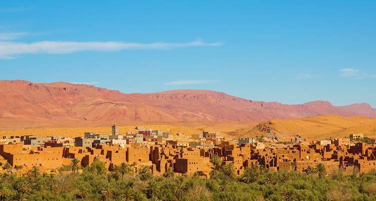 Vue d'une ville du désert entourée de montagnes arides.