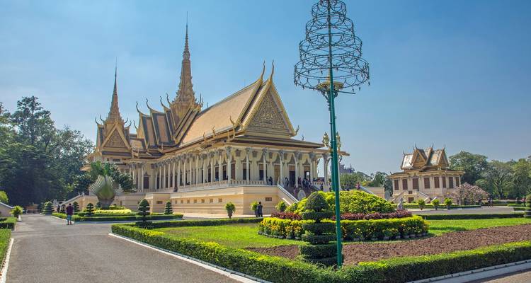 Extensos terrenos de palacio con estructuras ornamentadas.