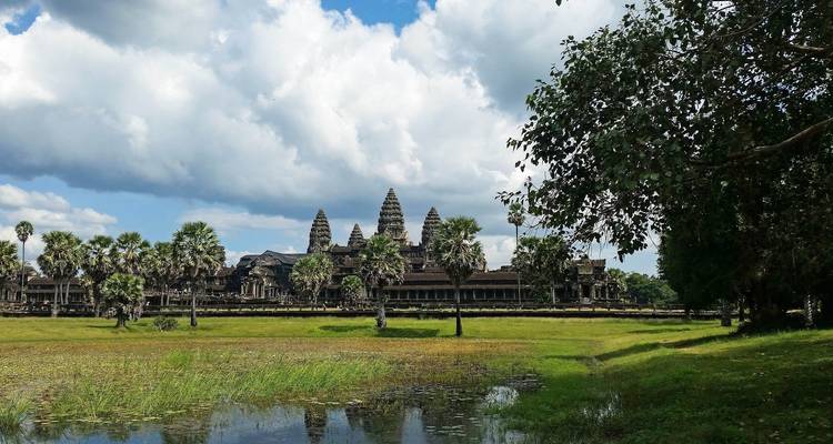 Angkor Wat rodeado de exuberante vegetación y agua.