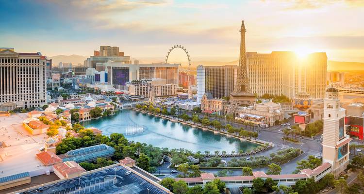 Las Vegas Stadtbild mit Eiffelturm-Nachbau bei Sonnenuntergang.