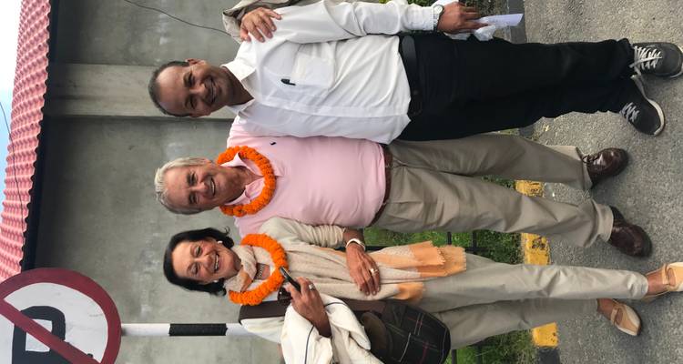 Drie mensen die samen buiten poseren.