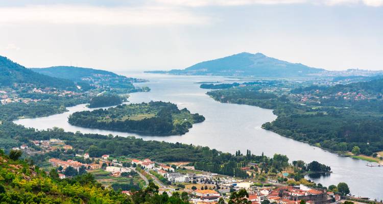 Panoramischer Aussichtspunkt über einen sich schlängelnd windenden Fluss zwischen grünen Hügeln in Richtung des Atlantiks