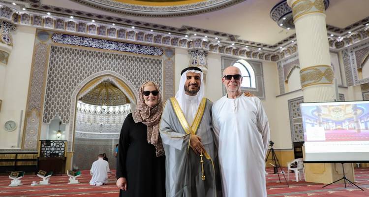 Touristen, die in einer Moschee posieren