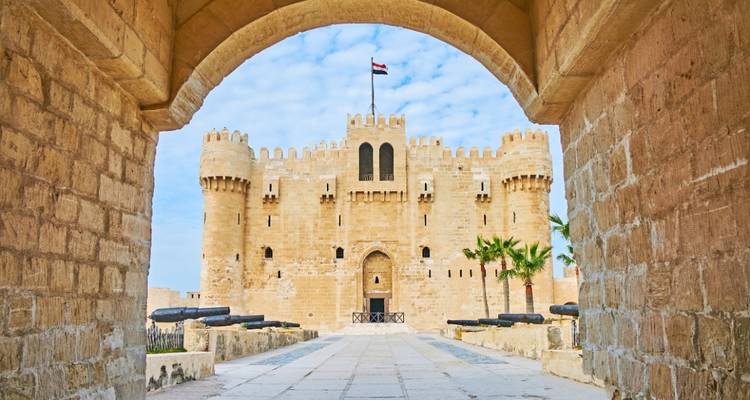 Festung durch einen Torbogen gesehen