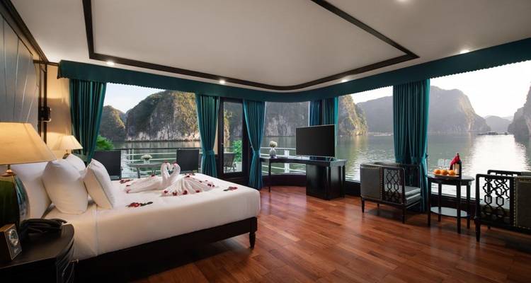 Ruime hotelsuite met panoramisch uitzicht op Halong Bay.